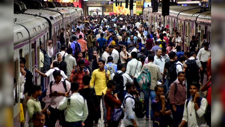 मुंबई में भारी बारिश के बाद नॉर्मल हो रहे हालात, लोकल ट्रेनें फिर से ऑन टाइम , स्कूल-कॉलेज आज बंद