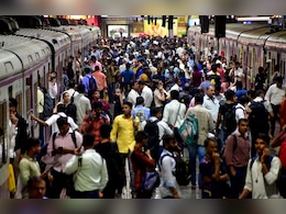 मुंबई में भारी बारिश के बाद नॉर्मल हो रहे हालात, लोकल ट्रेनें फिर से ऑन टाइम , स्कूल-कॉलेज आज बंद मुंबई में भारी बारिश के बाद नॉर्मल हो रहे हालात, लोकल ट्रेनें फिर से ऑन टाइम , स्कूल-कॉलेज आज बंद
