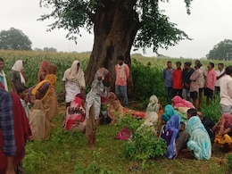 प्रतापगढ़ में आकाशीय बिजली गिरने से एक ही परिवार के 3 सदस्यों की मौत, पसरा मातम प्रतापगढ़ में आकाशीय बिजली गिरने से एक ही परिवार के 3 सदस्यों की मौत, पसरा मातम