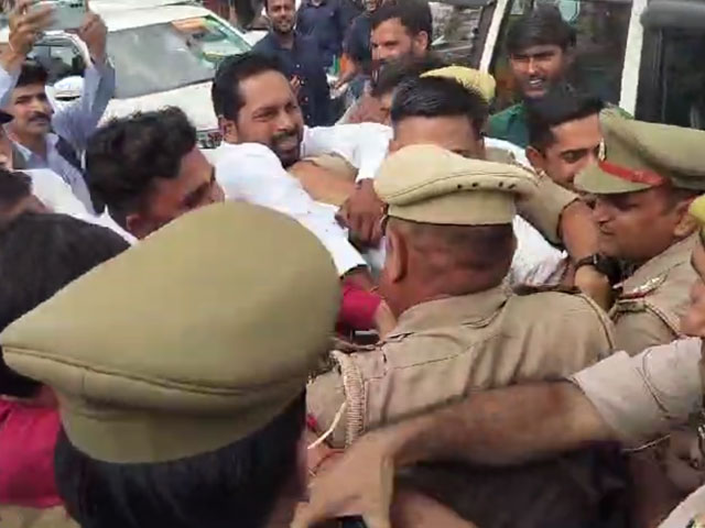 A Tug-Of-War Between UP Cops, BJP Workers For Rahul Gandhi's Effigy