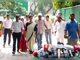 अरविंद केजरीवाल ने दिल्ली के मुख्यमंत्री पद से दिया इस्तीफा, आतिशी ने पेश किया दावा अरविंद केजरीवाल ने दिल्ली के मुख्यमंत्री पद से दिया इस्तीफा, आतिशी ने पेश किया दावा