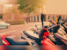 दुचाकीला वाचवण्यासाठी गेलेल्या व्यक्तीवर भररस्त्यात जीवघेणा हल्ला; दादरमधील धक्कादायक प्रकार