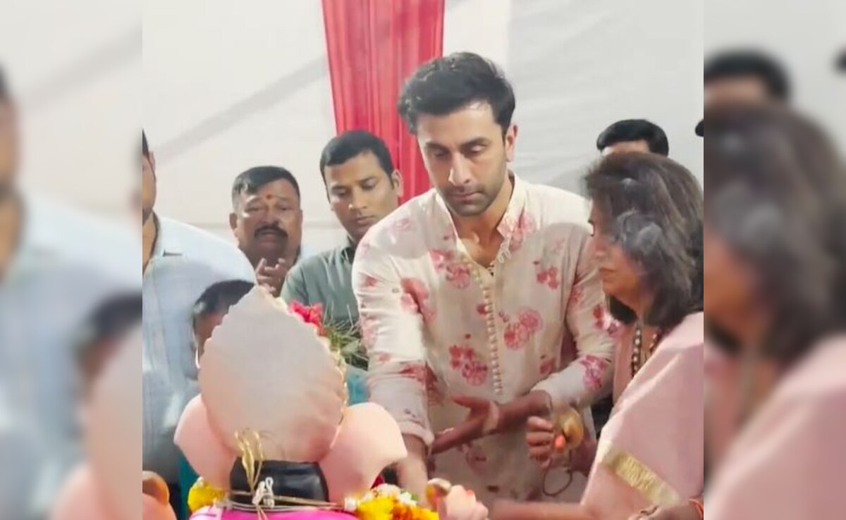 Watch: Ranbir Kapoor Performs <i>Arti</i> At Ganapati <i>Visarjan</i> With Mother Neetu Kapoor By His Side