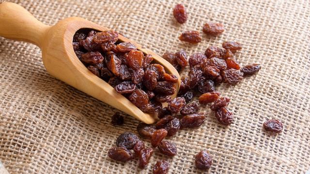 The magnesium content in munakka acts as a natural muscle relaxant, improving sleep quality