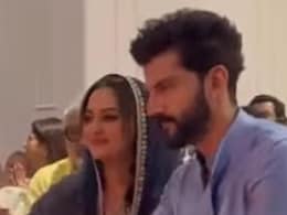 सोनाक्षी सिन्हा ने पति जहीर इकबाल के साथ की बप्पा की आरती, दिखाया शादी के बाद कैसे मना रही हैं गणेश उत्सव सोनाक्षी सिन्हा ने पति जहीर इकबाल के साथ की बप्पा की आरती, दिखाया शादी के बाद कैसे मना रही हैं गणेश उत्सव