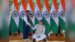 PM Modi Meet Navdeep Singh: पैरालंपिक में गोल्ड जीतने वाले नवदीप सिंह ने गिफ्ट की कैप, PM मोदी के इस अंदाज ने जीत लिया दिल