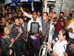 ममता बनर्जी ने डॉक्टरों से मुलाकात के बाद कोलकाता पुलिस कमिश्नर और 2 स्वास्थ्य अधिकारियों को हटाया ममता बनर्जी ने डॉक्टरों से मुलाकात के बाद कोलकाता पुलिस कमिश्नर और 2 स्वास्थ्य अधिकारियों को हटाया