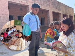 IAS टीना डाबी ने स्कूल में बच्चों के साथ जमीन पर बैठकर किया लंच, बाद में पूछ लिया छात्र से यह एक सवाल
