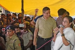 Live Streaming की मांग पर अड़े रहे Doctor, Mamata बोलीं- इस तरह मेरा अपमान नहीं कर सकते Live Streaming की मांग पर अड़े रहे Doctor, Mamata बोलीं- इस तरह मेरा अपमान नहीं कर सकते