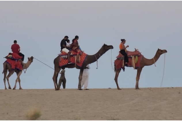 सम के रेगिस्तान में कैमल सफारी का आनंद लेते पर्यटक. सम के रेगिस्तान में कैमल सफारी का आनंद लेते पर्यटक.