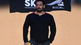Salman Khan: 'सिकंदर' के सेट से सलमान खान की फोटोज हुईं वायरल, एक्शन करते दिखाई दिए एक्टर