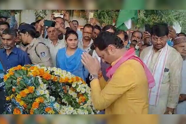 स्थानीय विधायक संजय सत्येंद्र पाठक शहीद को अंतिम विदाई देते हुए. स्थानीय विधायक संजय सत्येंद्र पाठक शहीद को अंतिम विदाई देते हुए.