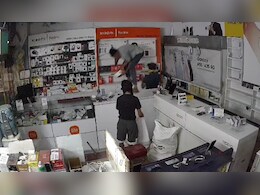 दिल्ली में मोबाइल शोरूम में चोरी, महज 4 मिनट मे ले उड़े लाखों के फोन, देखें CCTV वीडियो दिल्ली में मोबाइल शोरूम में चोरी, महज 4 मिनट मे ले उड़े लाखों के फोन, देखें CCTV वीडियो