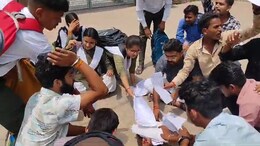 Rewa में कॉलेज के बच्चों ने जलाई अपनी Marksheet, एक की Subject में फेल होने से गुस्से में हैं विद्यार्थी