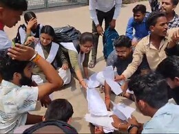 Rewa में कॉलेज के बच्चों ने जलाई अपनी Marksheet, एक की Subject में फेल होने से गुस्से में हैं विद्यार्थी