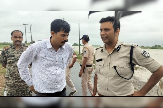 राहत और बचाव कार्य के दौरान पुलिस-प्रशासन के अधिकारी. 