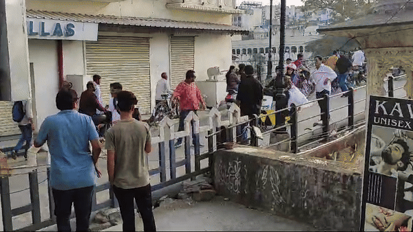 उदयपुर में 'सनी संस्कारी की तुलसी कुमारी' फिल्म की शूटिंग, जान्हवी कपूर को स्कूटी से लेकर पहुंचे वरुण धवन