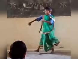 हमारा लड़का किसी लड़की से कम है क्या...क्लास रूम में साड़ी पहने स्टूडेंट के डांस से इंटरनेट पर स्पार्क हमारा लड़का किसी लड़की से कम है क्या...क्लास रूम में साड़ी पहने स्टूडेंट के डांस से इंटरनेट पर स्पार्क