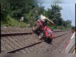VIDEO : पटरी पर सरपट दौड़ रही थी ट्रेन... तभी ट्रैक पर सामने आ गया ट्रैक्टर, ऐसे टला हादसा