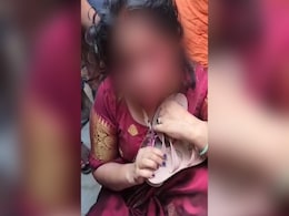 बिहार : सीतामढ़ी में JDU की महिला नेता को बेरहमी से पीटा, चोर बताकर पहनाई चप्पलों की माला बिहार : सीतामढ़ी में JDU की महिला नेता को बेरहमी से पीटा, चोर बताकर पहनाई चप्पलों की माला