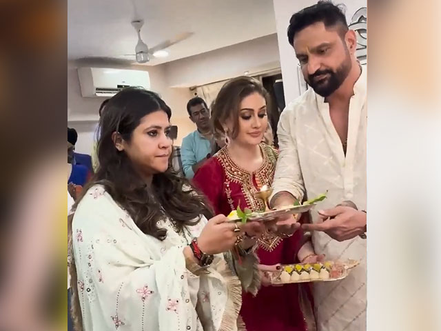 Ganesh Chaturthi: Ektaa Kapoor Performs <i>Aarti</i> At Shefali Jariwala's House
