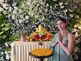 Ganesh Chaturthi 2024: अनन्या पांडे ने अपने घर किया बप्पा का स्वागत, मम्मी-पापा के साथ शेयर की फोटो Ganesh Chaturthi 2024: अनन्या पांडे ने अपने घर किया बप्पा का स्वागत, मम्मी-पापा के साथ शेयर की फोटो