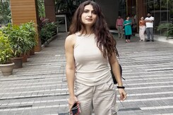 Fatima Sana Shaikh's Selfie Time With Fans Fatima Sana Shaikh's Selfie Time With Fans