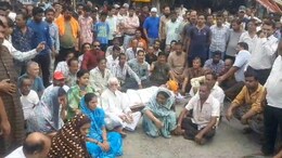 &nbsp;Ratlam News: सांड के हमले में घायल युवक ने तोड़ा दम, बुझ गया घर का चिराग, लोगों ने किया चक्काजाम