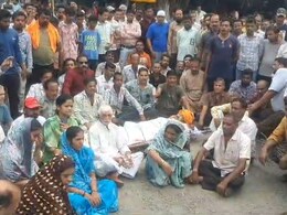  Ratlam News: सांड के हमले में घायल युवक ने तोड़ा दम, बुझ गया घर का चिराग, लोगों ने किया चक्काजाम