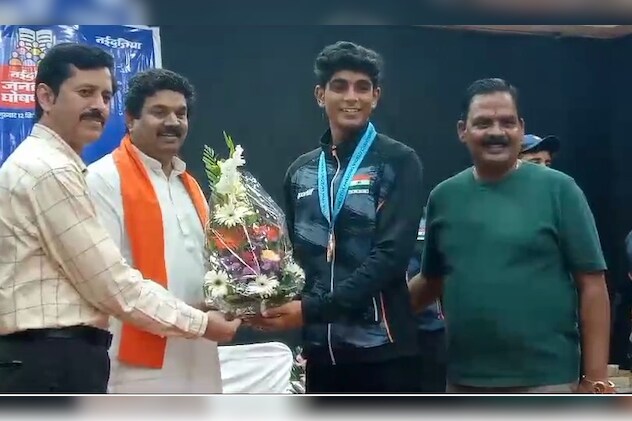 सांसद महेंद्र सोलंकी ने खिलाड़ियों का स्वागत किया है. सांसद महेंद्र सोलंकी ने खिलाड़ियों का स्वागत किया है.