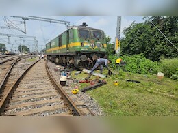 यूपी में टला बड़ा रेल हादसा, मालगाड़ी की इंजन का ब्रेक फेल होने से मचा हड़कंप यूपी में टला बड़ा रेल हादसा, मालगाड़ी की इंजन का ब्रेक फेल होने से मचा हड़कंप