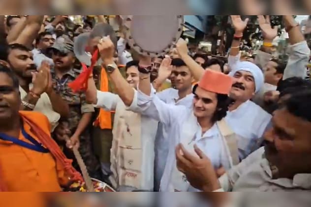 शाही सवारी में सिंधिया राजवंश के सदस्य भगवान महाकाल का पूजन करने आते हैं.