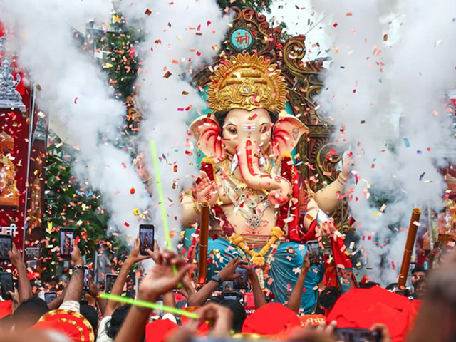 Mumbai's Spirit Of Ganesh Visarjan At Peak, Devotees Immerse Bappa' With Emotions