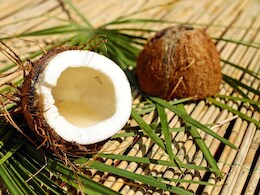 कच्चा नारियल तोड़ने में दिक्कत होती है तो ये आसान सा हैक चुटकियों में निकाल देगा गिरी