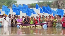 नर्मदा बचाओ आंदोलन का जल सत्याग्रह, मेधा पाटकर ने कहा- इन परिवारों को बर्बाद न करें..