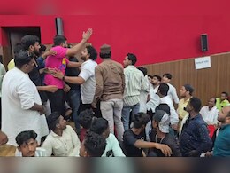 पक्ष निरीक्षकांसमोरच काँग्रेस कार्यकर्त्यांचा राडा, शहर अध्यक्षालाच फटकवले पक्ष निरीक्षकांसमोरच काँग्रेस कार्यकर्त्यांचा राडा, शहर अध्यक्षालाच फटकवले
