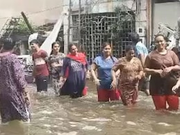 वडोदरा में दिखा आपदा में अनोखा नजारा, बाढ़ में गरबा खेलते नजर आए लोग, यूजर्स बोले-ये तो दयाबेन के रिश्तेदार निकले.. वडोदरा में दिखा आपदा में अनोखा नजारा, बाढ़ में गरबा खेलते नजर आए लोग, यूजर्स बोले-ये तो दयाबेन के रिश्तेदार निकले..