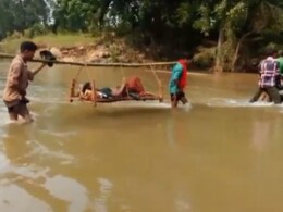 खाट पर झूलता सिस्टम ! न सड़क, न एम्बुलेंस... आज भी ऐसी है कांकेर जिले की हालत