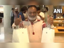 Iphone की ऐसी दीवानगी देखी है कहीं, पहली ही सेल में खरीद डाले 5 मोबाइल, लोगों ने दिए मजेदार रिएक्शन Iphone की ऐसी दीवानगी देखी है कहीं, पहली ही सेल में खरीद डाले 5 मोबाइल, लोगों ने दिए मजेदार रिएक्शन