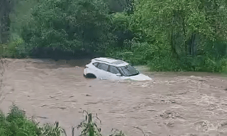राजसमंद में ऐसी भारी बारिश कि नदी में बह गई क्रेटा कार, 4 लोग थे सवार