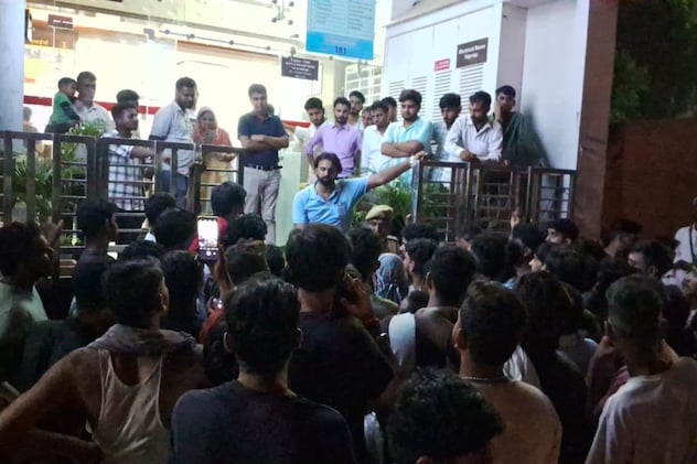 धरने पर बैठे लोग