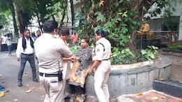 बिलासपुर में कलेक्ट्रेट पेट्रोल लेकर आत्मदाह करने पहुंची महिला, जमकर हुआ हाईवोल्टेज ड्रामा