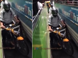 फिल्मी स्टाइल में दो बसों के बीच से निकाल रहा था बाइक, आगे जो हुआ, Video देख यूजर्स बोले- मूर्खता की कोई सीमा नहीं... फिल्मी स्टाइल में दो बसों के बीच से निकाल रहा था बाइक, आगे जो हुआ, Video देख यूजर्स बोले- मूर्खता की कोई सीमा नहीं...