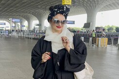 मुंबई एयरपोर्ट पर Rekha के स्टाइलिश लुक को देख उड़े फैंस के होश, देखें Viral Video मुंबई एयरपोर्ट पर Rekha के स्टाइलिश लुक को देख उड़े फैंस के होश, देखें Viral Video