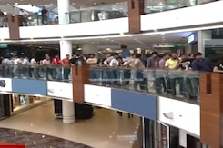 Apple iPhone 16 On Sale Today, Fans Form Long Queues Outside Stores Apple iPhone 16 On Sale Today, Fans Form Long Queues Outside Stores