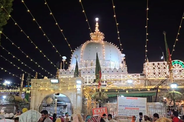 रंग-बिरंगी लाइटों से सजी दरगाह