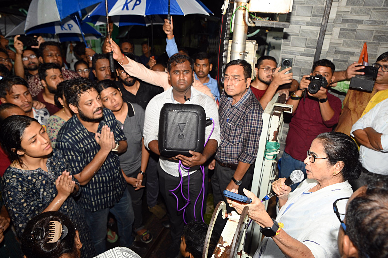 CBI's Late-Night Move Caps High Drama Over Mamata Banerjee-Doctors Meeting