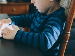 मोबाइल, टीवी ज्यादा देखने वाले बच्चों में विकसित नहीं हो पाती बोलने की स्किल, स्टडी में खुलासा