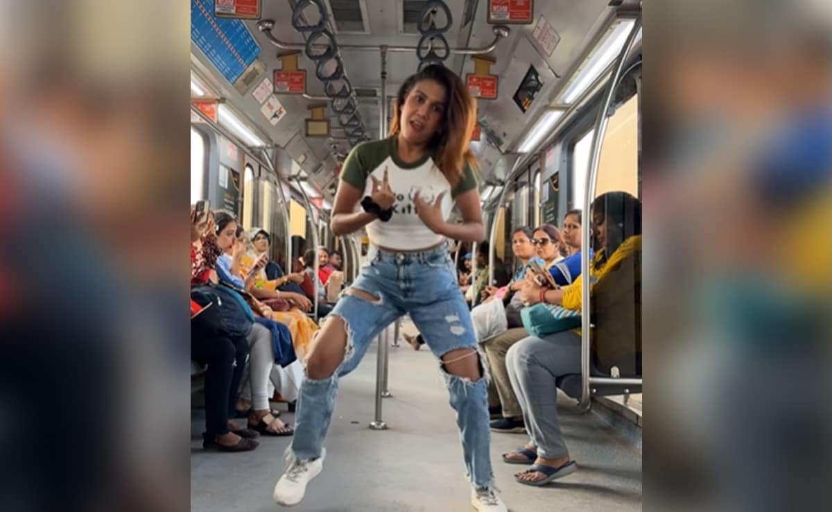 Video: Woman Dances To 'Aaj Ki Raat' In Metro, Internet Says "Be Mindful"