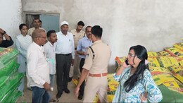 किसानों के हिस्से पर मार रहे थे डाका, SDM ने ऐसे छापा मार कर 900 से ज्यादा बोरी खाद की जब्त